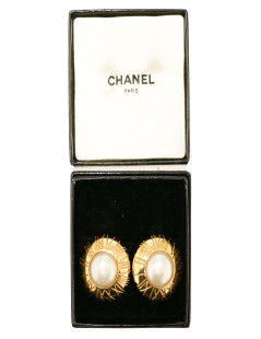 CHANEL vintage Couture round pearl clip-on earrings