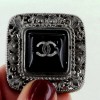 BROCHE CHANEL cabochon noir