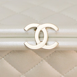 Pochette CHANEL matelassé beige irisé