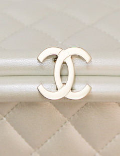 Pochette CHANEL matelassé beige irisé