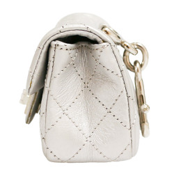 Mini sac charm CHANEL cuir argent