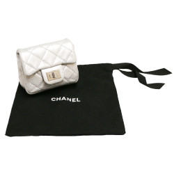 Mini sac charm CHANEL cuir argent