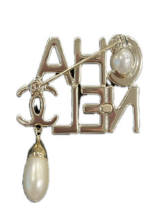 CHANEL golden et pearls Brooch