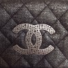 pochette CHANEL grise irisée