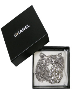 CHANEL silver camellia necklace-belt, Cruise 2005