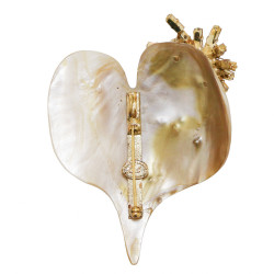 Broche CHRISTIAN LACROIX coeur nacre