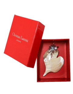 Broche CHRISTIAN LACROIX coeur nacre