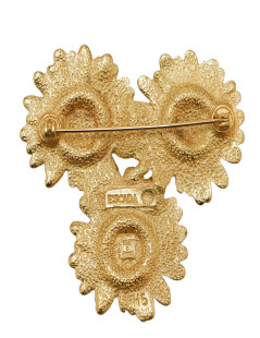 ESCADA three daisies mat gilded metal brooch