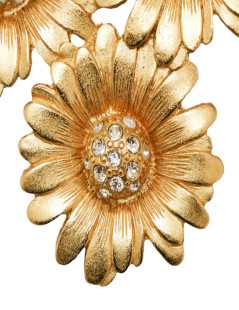 ESCADA three daisies mat gilded metal brooch