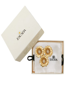 ESCADA three daisies mat gilded metal brooch