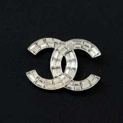 Broche CHANEL cristal taille baguette