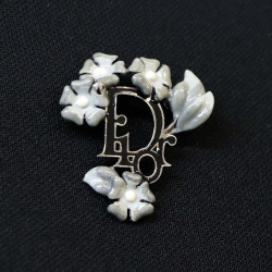 Broche DIOR fleurettes émaillées grises