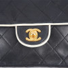 Petit sac vintage CHANEL noir gansé de blanc