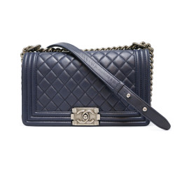 Boy CHANEL cuir d'agneau bleu