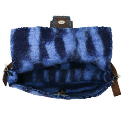 Baguette FENDI feutrine bleue 