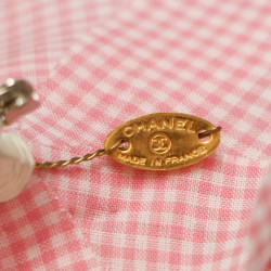 Broche CHANEL camélia carreaux rose