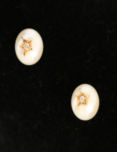 Boucles d'oreille CHANEL perle nacrée