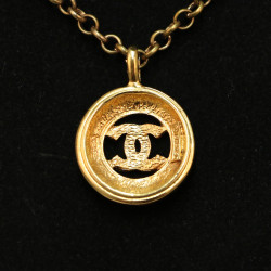 Pendentif CHANEL chaine dorée