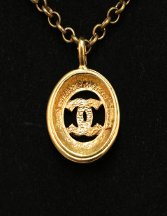 Pendentif CHANEL chaine dorée