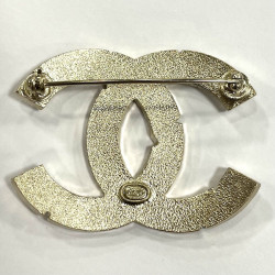 Broche doré mat CHANEL