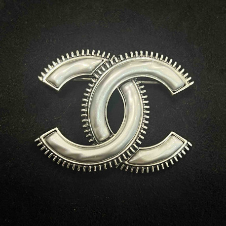 Broche CHANEL émail blanc