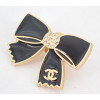 Pin's chanel noeud noir