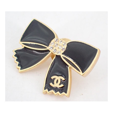 Pin's chanel noeud noir