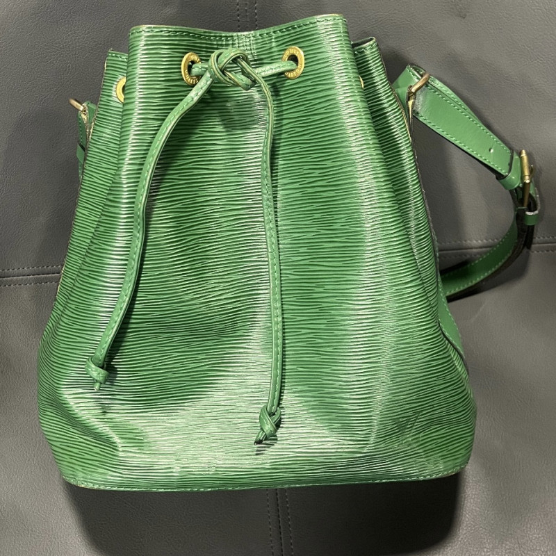 Sac Noé LOUIS VUITTON cuir épi vert