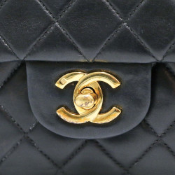 Timeless CHANEL matelassé noir