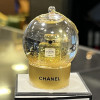 Mini boule à neige CHANEL pour sapin de Noèl