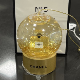 Mini boule à neige CHANEL pour sapin de Noèl