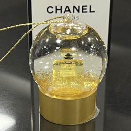 Mini boule à neige CHANEL pour sapin de Noèl