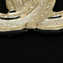 Broche CHANEL dorée matelassé