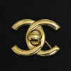 Broche Turnlock CHANEL vintage