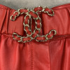 Short T38 CHANEL cuir rouge ceinture broche 