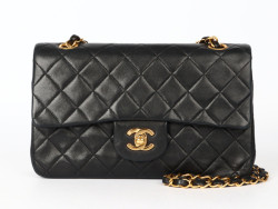 Sa classique 23 CHANEL