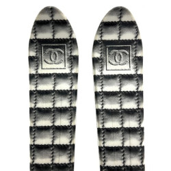 Paire de ski CHANEL avec housse