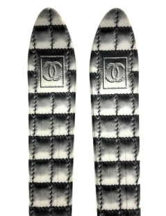 Paire de ski CHANEL avec housse