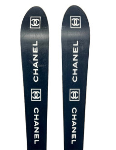 Paire de ski CHANEL avec housse