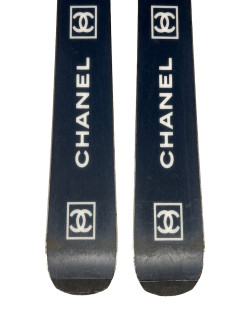 Paire de ski CHANEL avec housse