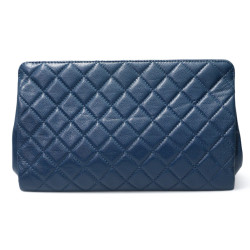 Pochette CHANEL matelassée bleue