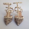 escarpins VALENTINO T 39 python et beige