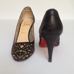 Escarpins en cuir noir façon dentelle CHRISTIAN LOUBOUTIN T38