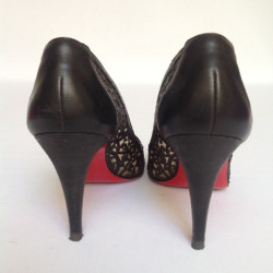 Escarpins en cuir noir façon dentelle CHRISTIAN LOUBOUTIN T38