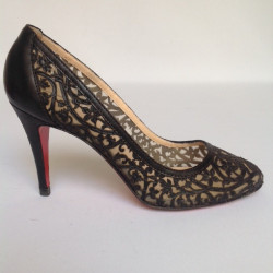 Escarpins en cuir noir façon dentelle CHRISTIAN LOUBOUTIN T38