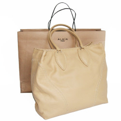 Grand sac cabas beige cuir grainé ALAIA 