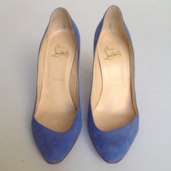 Escarpins modèle 'Corneille' CHRISTIAN LOUBOUTIN en daim bleu T37,5