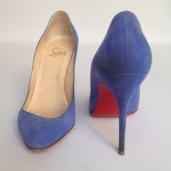 Escarpins modèle 'Corneille' CHRISTIAN LOUBOUTIN en daim bleu T37,5