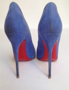 Escarpins modèle 'Corneille' CHRISTIAN LOUBOUTIN en daim bleu T37,5