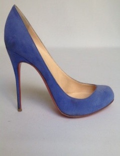 Escarpins modèle 'Corneille' CHRISTIAN LOUBOUTIN en daim bleu T37,5